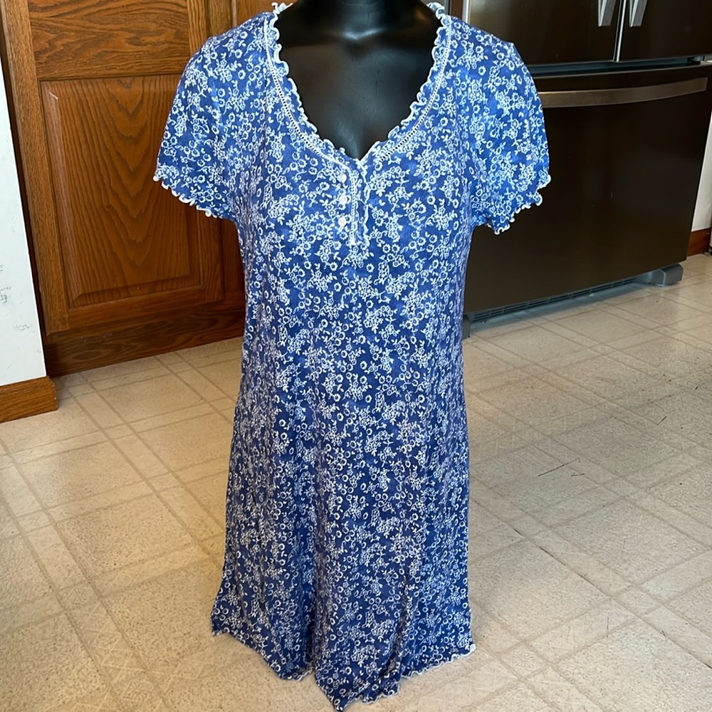 Chaps women’s nightgown. V-neck with super cute ruffle edging.  Size Large